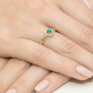 Zaręczynowy pierścionek ze Szmaragdem 0,15ct i Brylantami ze złota próby 585. W-0238SZM